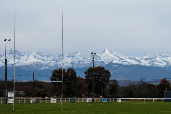 Terrain de rugby avec le Pic du midi de bigorre